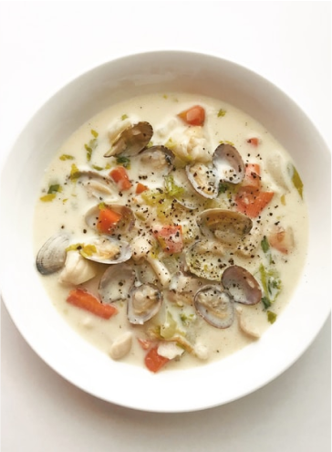 A bowl of clam chowder soup.